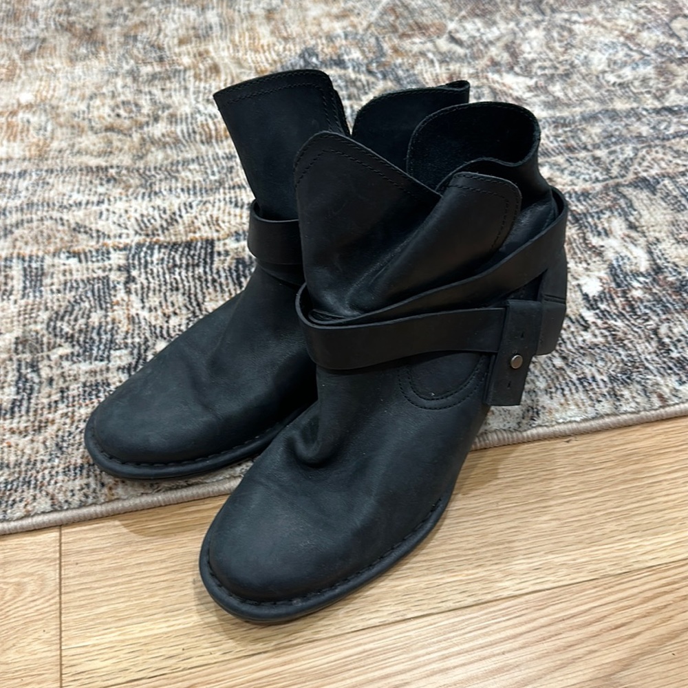 Ugg Chunky Heel leather ankle boots size women’s 6